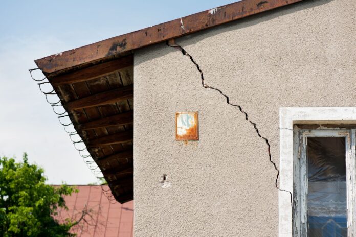 Massive cracks in houses