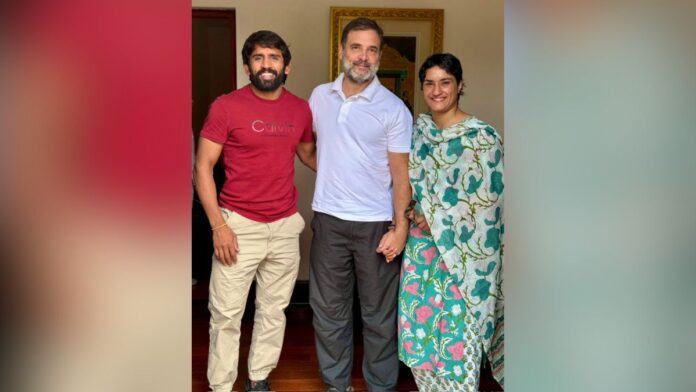 Rahul Gandhi with wrestlers