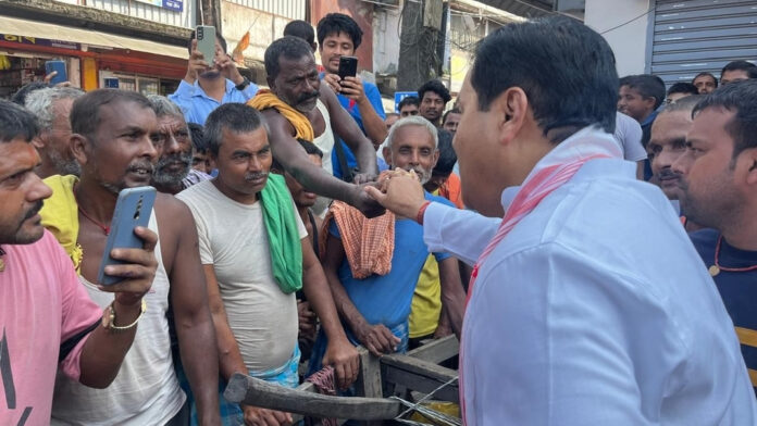 Assam: Union Minister Sarbananda Sonowal Meets Cart Pullers In Dibrugarh