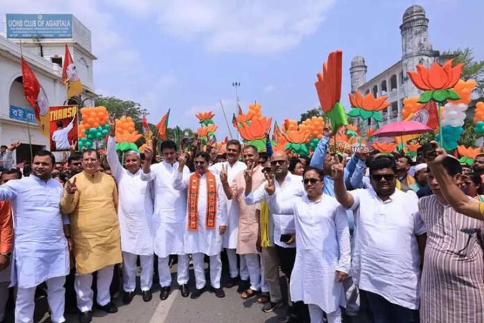 BB1kDvdB manik saha with others