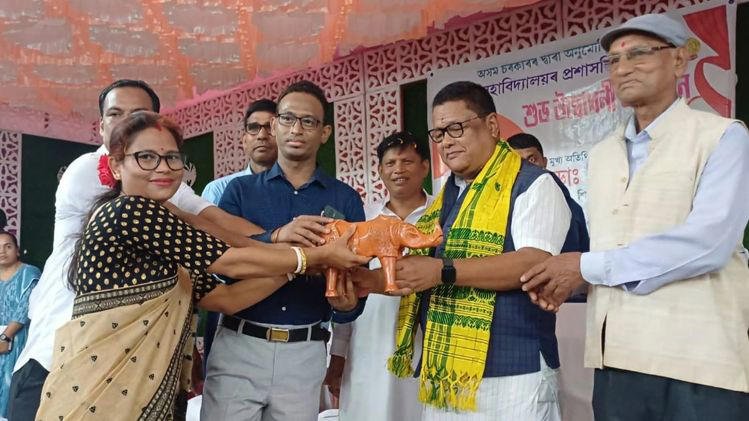 Assam Education Minister Ranoj Pegu cutting ribbon at Hatidhura College admin building