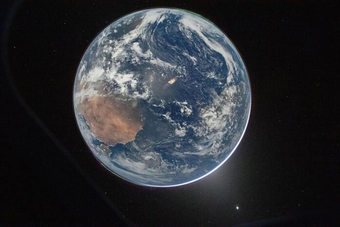 Artemis II's moonbound astronauts capture Earth's brilliant blue beauty as they leave it behind