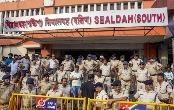 Bengal: Hawkers protest eviction from railway stations, demand rehabilitation