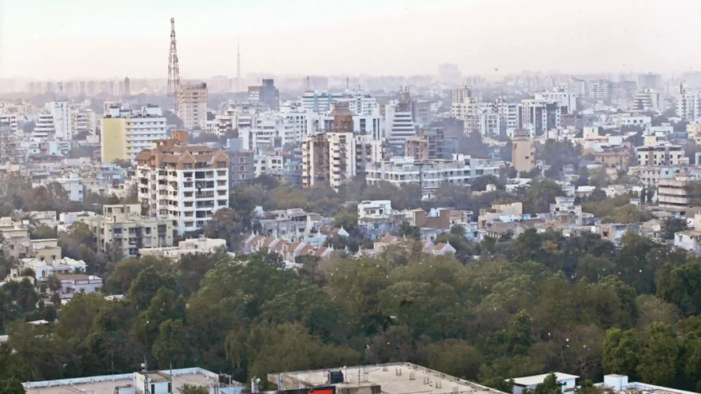 Municipal construction work continues in an urban area as resident associations call for an independent audit of public infrastructure spending.