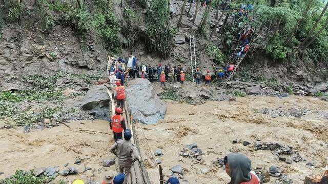 AA2ceQHE Landslides hit West Sikkim, SSB rescues residents