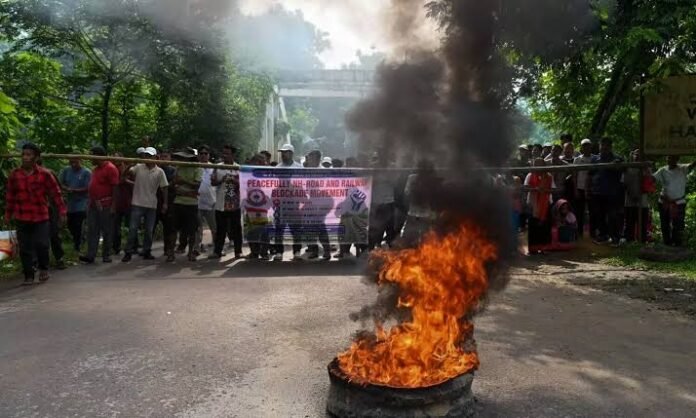 Former insurgent group members withdraw a 72-hour road and rail blockade in Tripura following progress in peace talks.