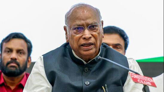 AA2fIDgI Congress chief Mallikarjun Kharge.