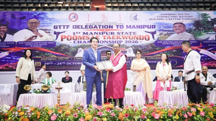 Grand Master Jun Lee presented the distinction to the Chief Minister.